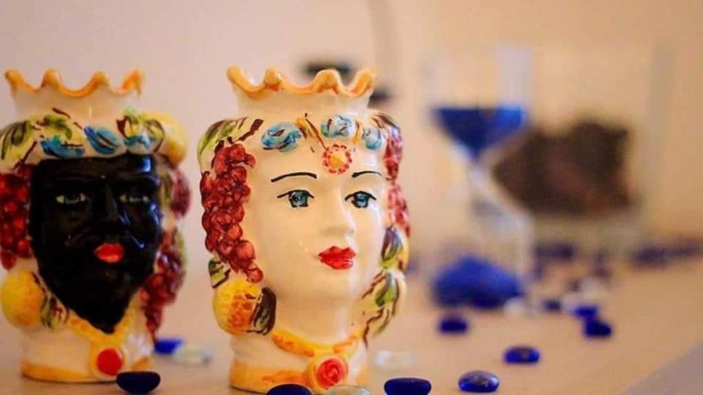 dois vasos com uma estátua de uma mulher com coroas em Serendipity em Catânia