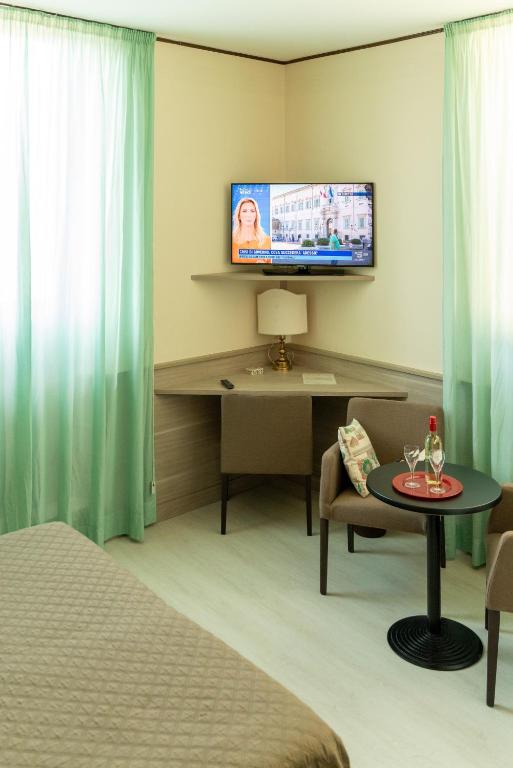 A television and/or entertainment centre at Hotel Valentino Centro Storico