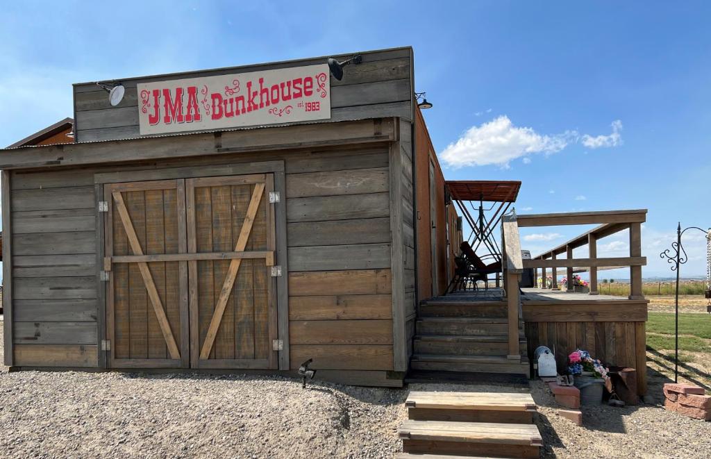 リバートンにあるJMA Bunkhouseの看板が上がる小さな建物