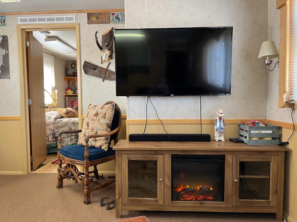 TV a/nebo společenská místnost v ubytování JMA Bunkhouse