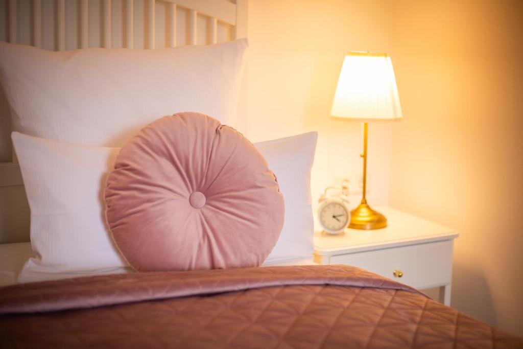 Postel nebo postele na pokoji v ubytování ApartOne Land-Hotel