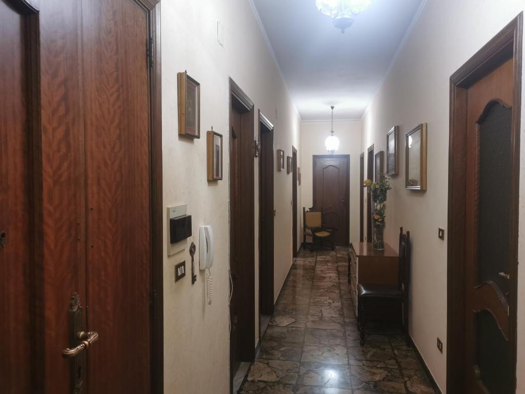 un corridoio con molte porte e un corridoio sidro Sidx di Comodo appartamento in zona centrale e strategica. a Lamezia Terme