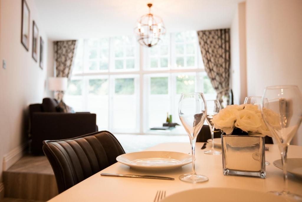 En restaurant eller et andet spisested på Urban Living's - Windsor Castle Luxury Apartments