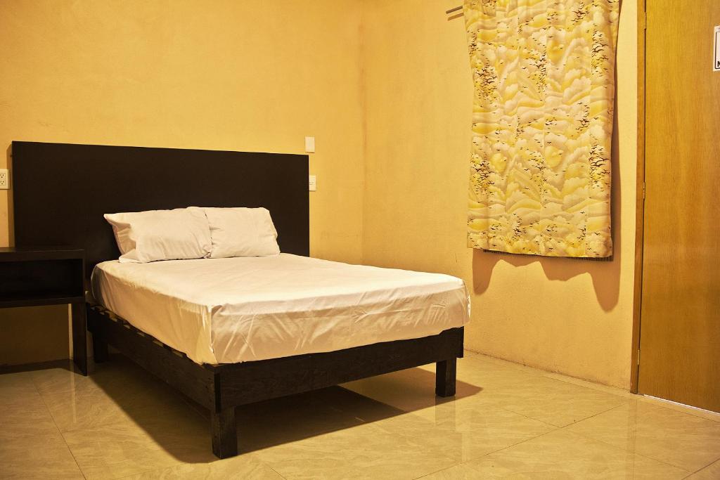 a bedroom with a bed in a room at OYO Hotel Trigos De Oro,San Luis Teolocholco Park in San Luis Teolocholco