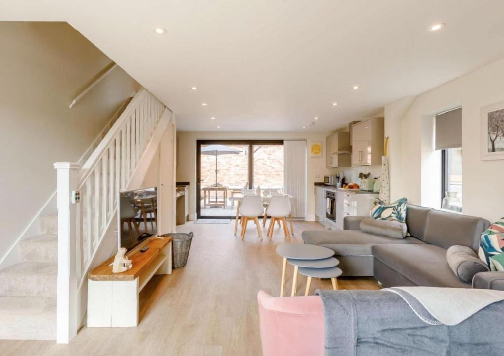 un salon avec un canapé et une table dans l'établissement Roe Cottage - Disabled adapted - 2 bed - hot tub, à Alcester