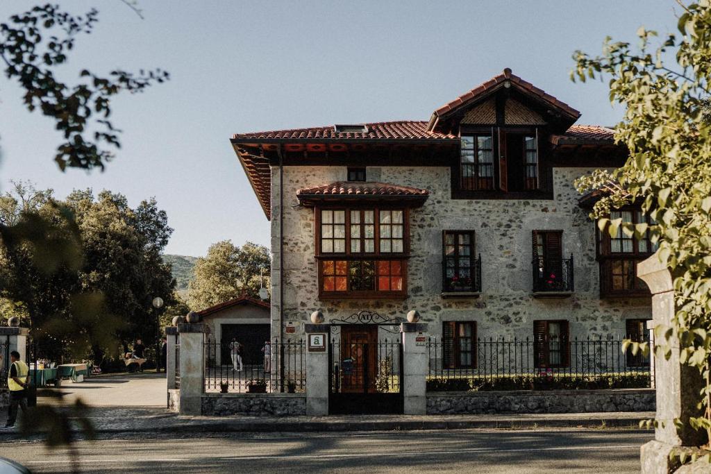 OgarrioにあるPosada La Casa de Lastrasの赤い屋根の古い石造りの家