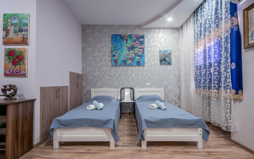Postel nebo postele na pokoji v ubytování Art-Gallery Avlabari