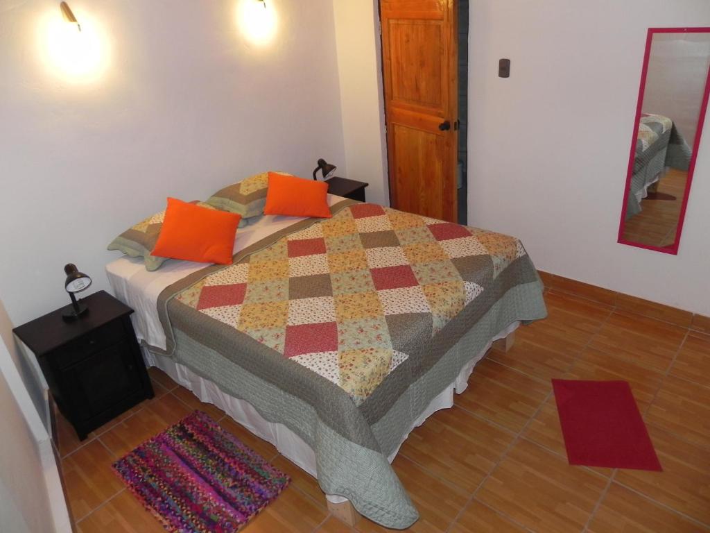 Uma cama ou camas num quarto em Hostal Siete Colores