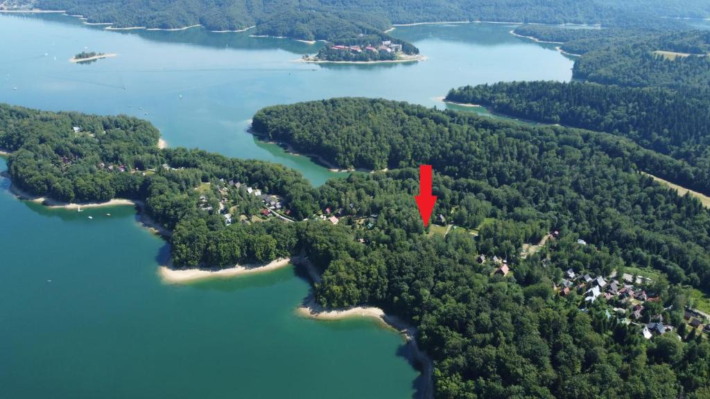 uma ilha num lago com um marcador vermelho em RESET W WERLASIE- Domek na wyłączność- kajak w cenie em Werlas