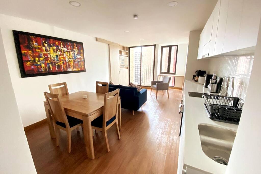 een keuken en woonkamer met een tafel en stoelen bij Apartamento Bogota Centro Internacional in Bogota