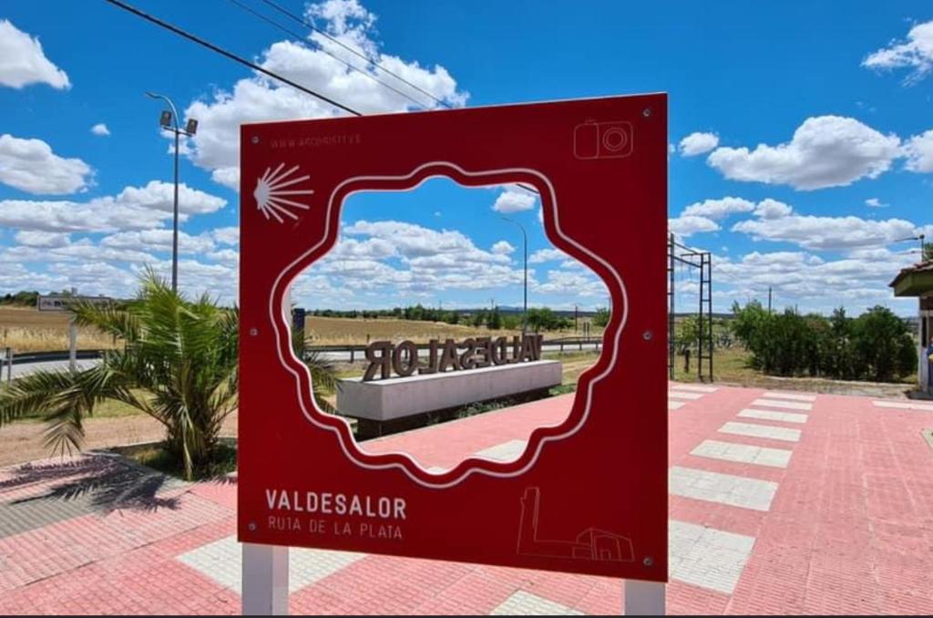 a sign for a amphitheater on a street at Alojamiento El Miajon de los Castúos in Valdesalor