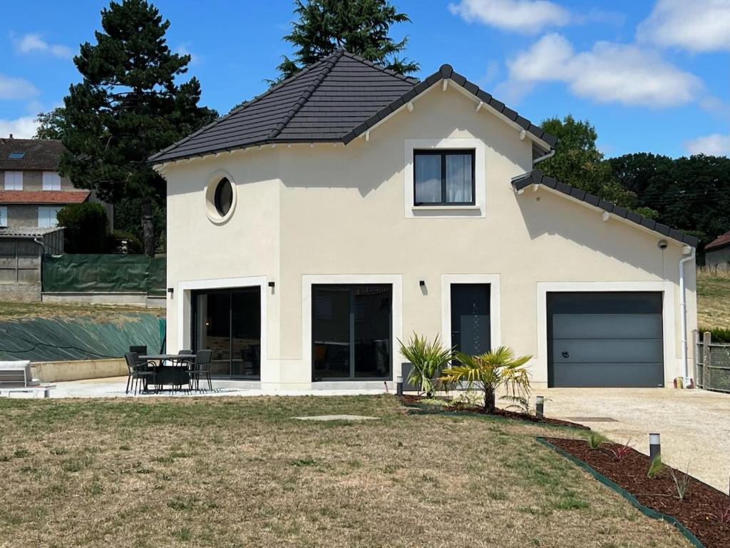 a white house with a black roof at L’escale du Roy : maison récente proche versailles in La Queue-lès-Yvelines