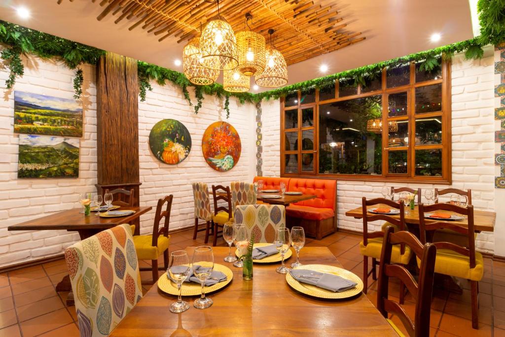 Restaurace v ubytování La Floresta Hotel