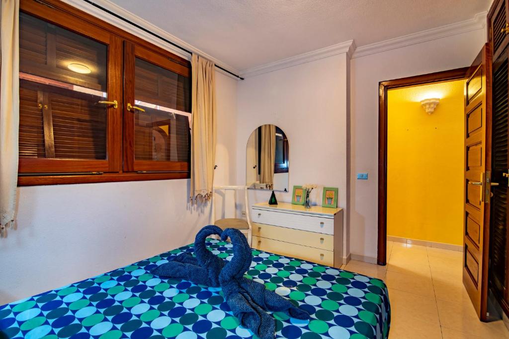 Posteľ alebo postele v izbe v ubytovaní Alquilaencanarias-Medano Tío Claudio beachfront