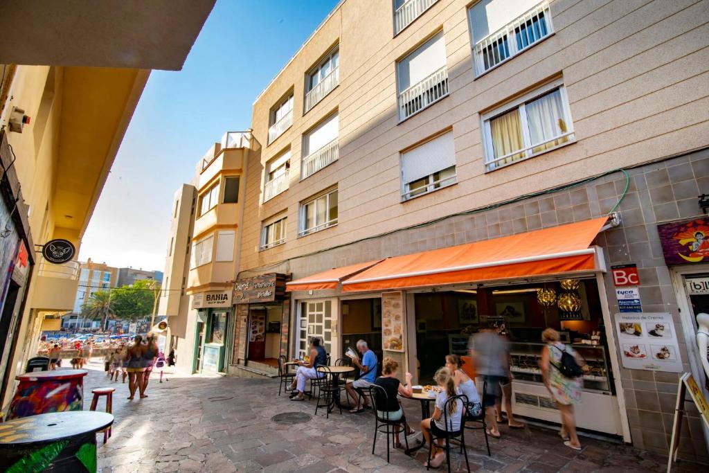 Reštaurácia alebo iné gastronomické zariadenie v ubytovaní Alquilaencanarias-Medano Tío Claudio beachfront
