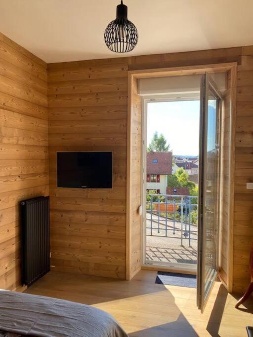 Televízia a/alebo spoločenská miestnosť v ubytovaní L'apparté de G, Gîte 3 étoiles de montagne cosy