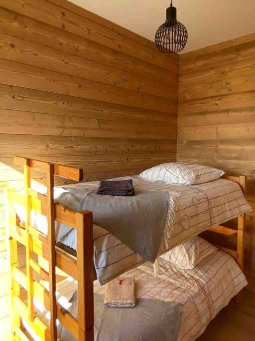 Posteľ alebo postele v izbe v ubytovaní L'apparté de G, Gîte 3 étoiles de montagne cosy