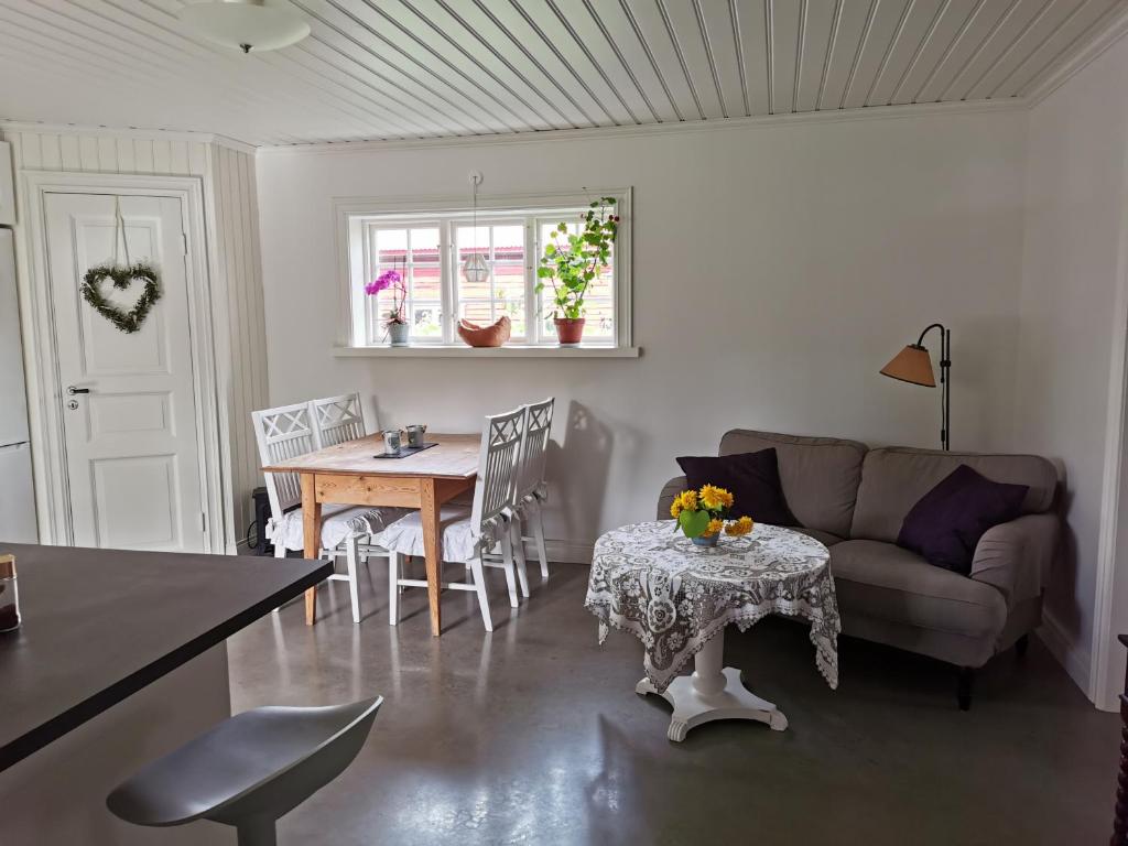 Idyllisk nybyggd stuga på Sollerön. - Twee Slaapkamers Huis