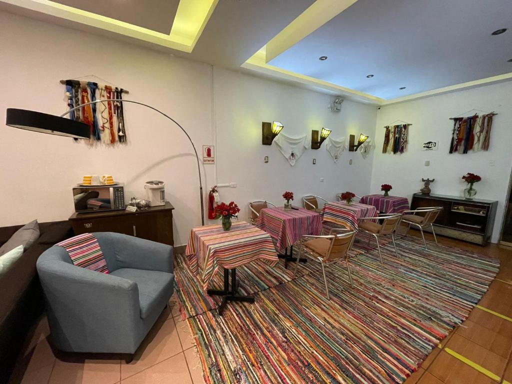 een woonkamer met een bank en een tafel en stoelen bij CasaHotel Centro - Huancayo in Huancayo