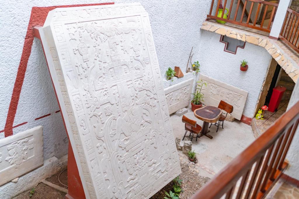 uma vista superior de uma porta branca com uma mesa e cadeiras em Hotel - Museo Xibalba em Palenque