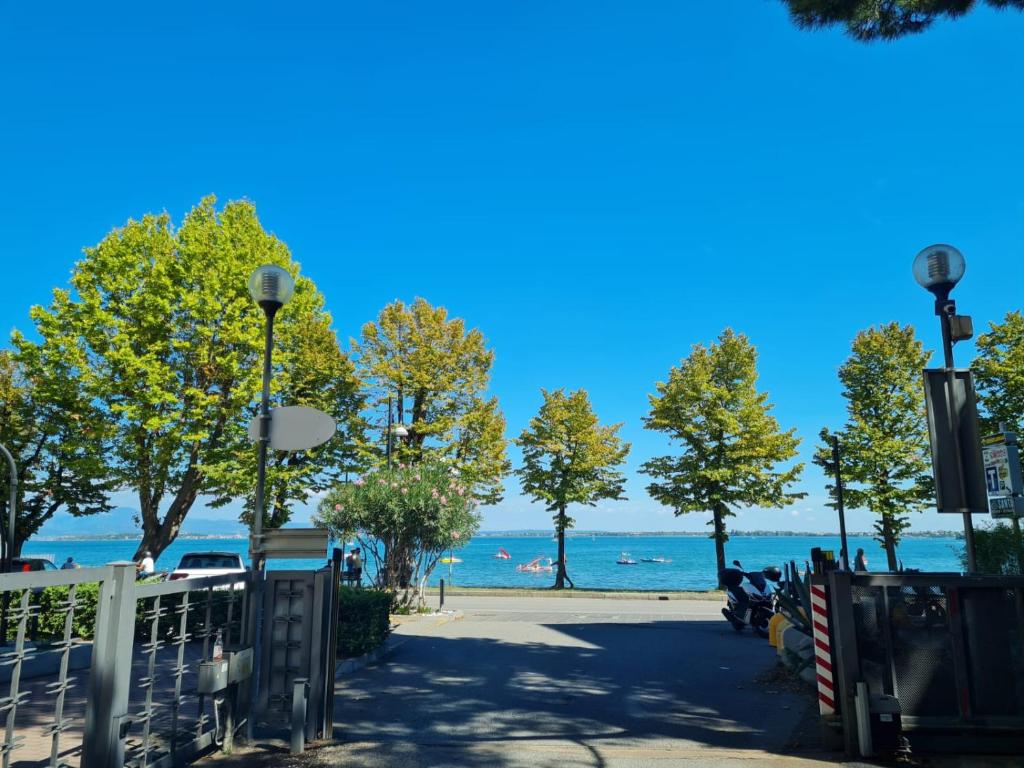 - Vistas a la playa desde un parque en LE RIVE HOLIDAYS, en Desenzano del Garda