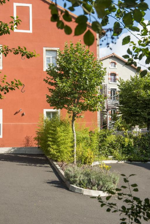 Aed väljaspool majutusasutust Hôtel des Capucins