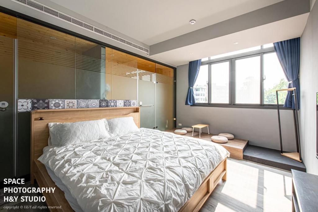 a bedroom with a large bed and a large window at Yi Piao B&B in Zhushan