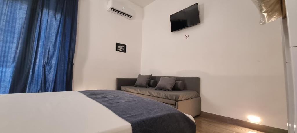 A bed or beds in a room at City Focus Apartments Napoli