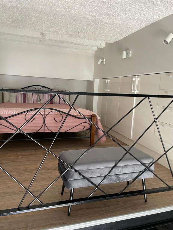 1 Schlafzimmer mit 2 Etagenbetten und einem Stuhl in der Unterkunft Radio city loft in Kaunas