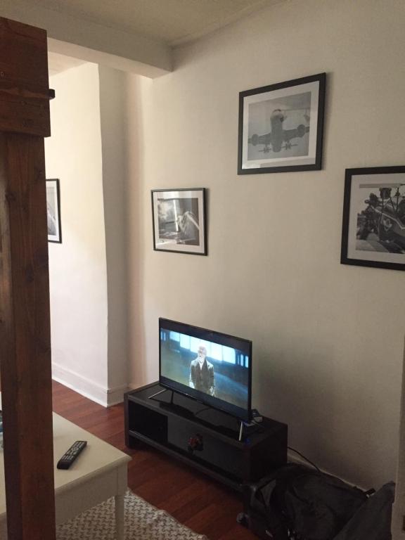 Televízia a/alebo spoločenská miestnosť v ubytovaní Le Victor Hugo 2 D et sa pizza offerte