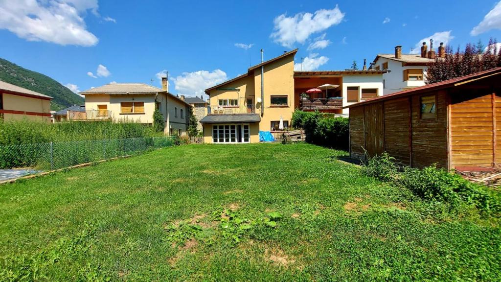 an empty yard with houses and a fence at Casita Bonita in Castejón de Sos