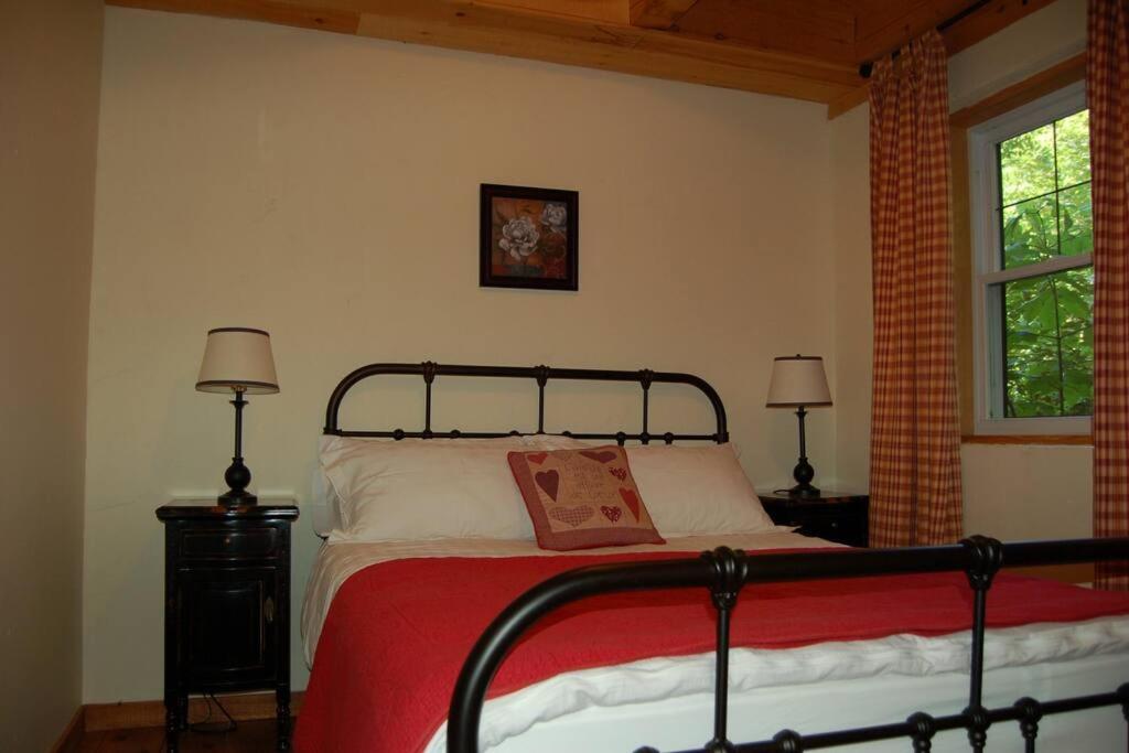 Postel nebo postele na pokoji v ubytování Quiet, cozy and comfortable chalet