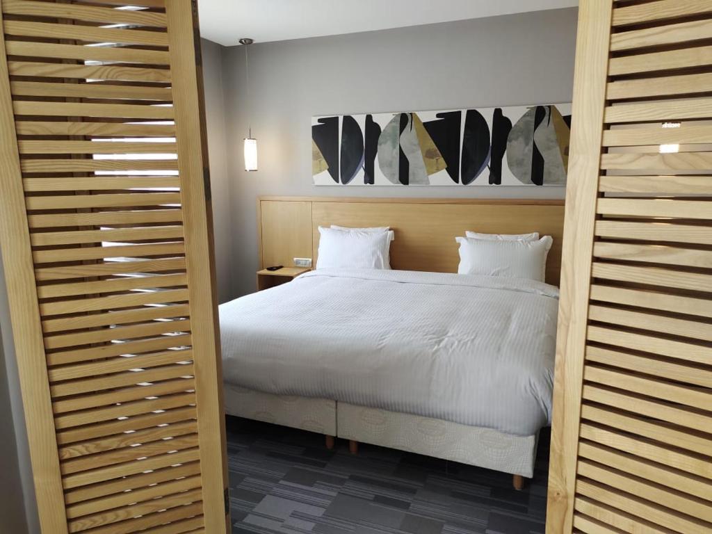 a bedroom with a large bed with white sheets at Valley Boutique Hotel in Safi