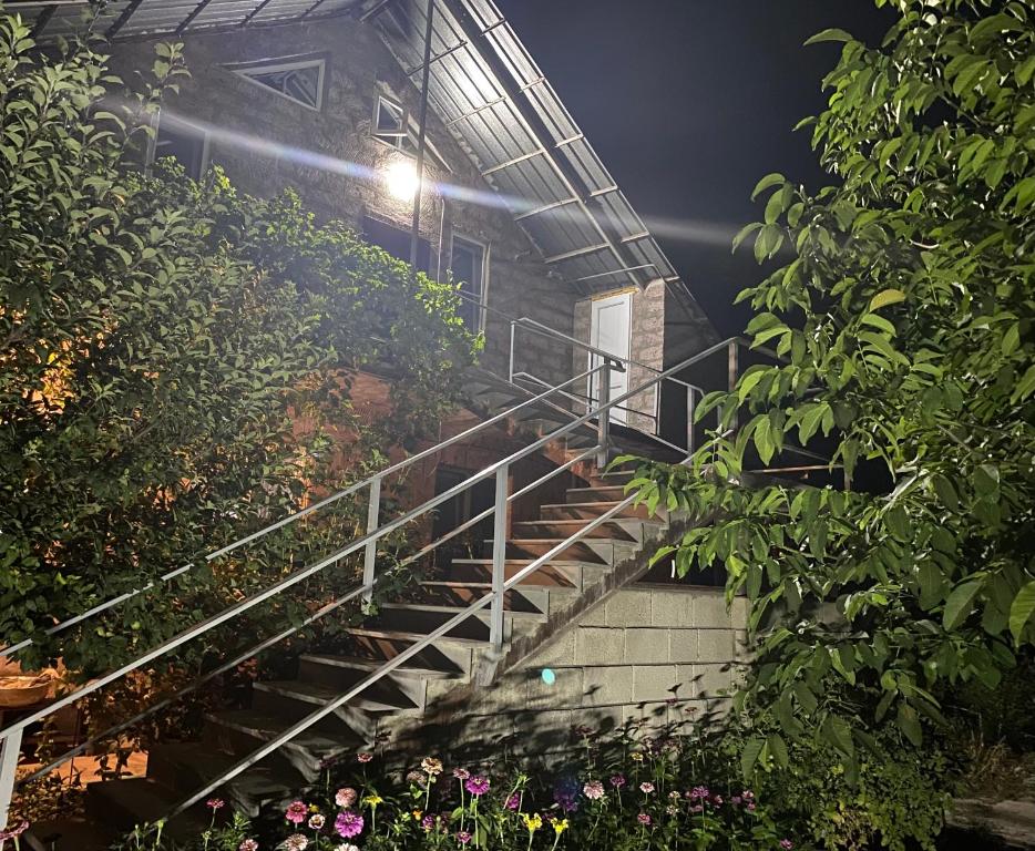 uma escada que leva a um edifício com plantas em Home sweet Home em Guiumri