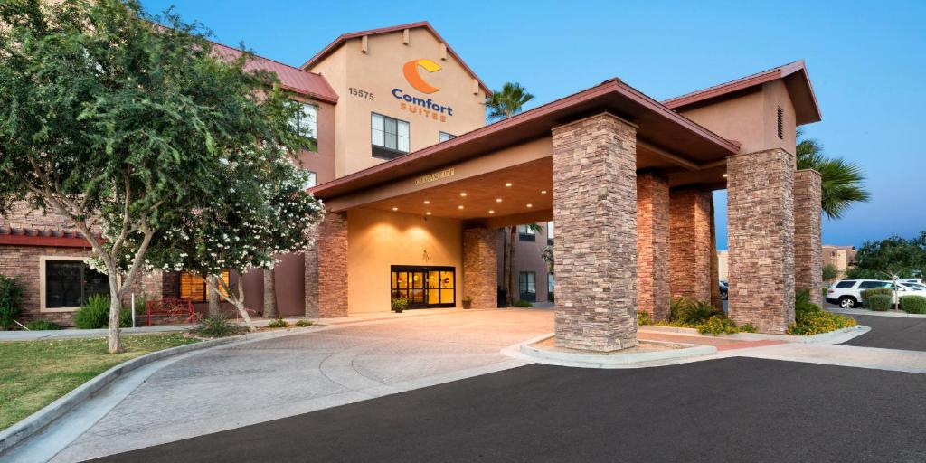 eine Darstellung der Vorderseite eines Hotels in der Unterkunft Comfort Suites Goodyear-West Phoenix in Goodyear