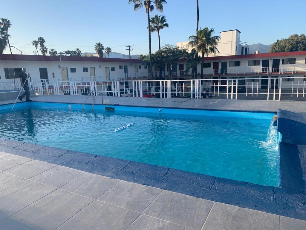 une piscine en face d'un bâtiment dans l'établissement Hotel Presidente, à Ensenada