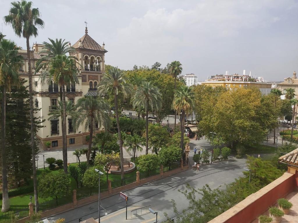 La Casa de San Fernando con vistas a los Reales Alcázares ...