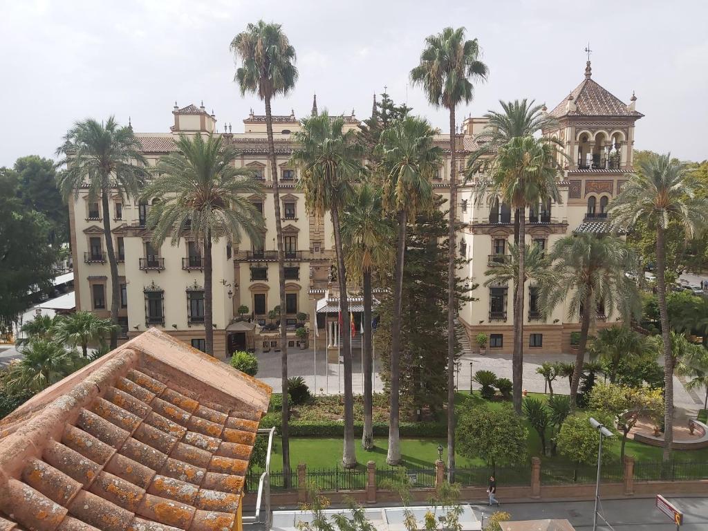 La Casa de San Fernando con vistas a los Reales Alcázares ...