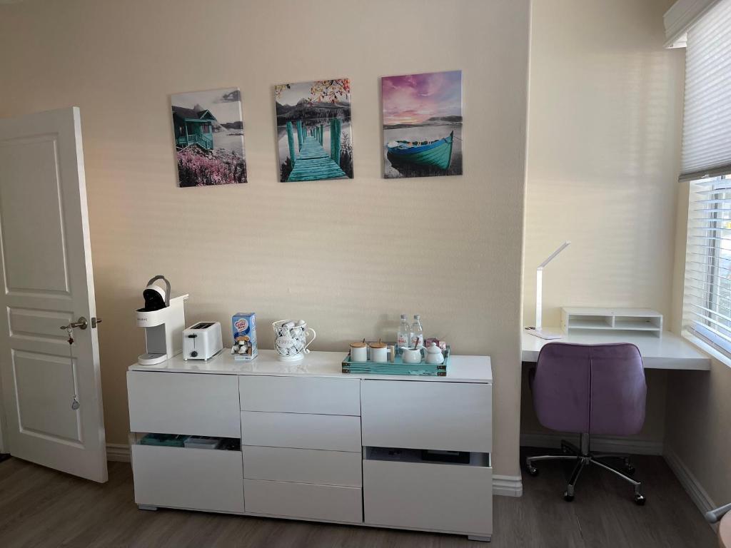 Habitación con escritorio blanco y silla morada. en Resort Like Stay at a Cozy Relaxing Private Room Near UCI en Irvine