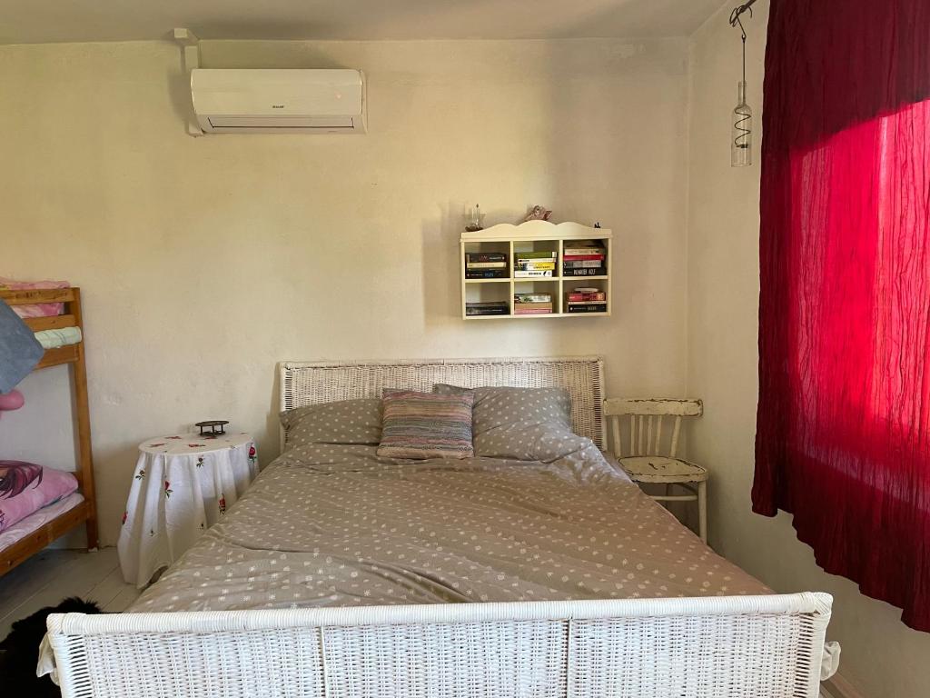 ツァプリネクにあるWinne Wzgórzeのベッドルーム1室(赤いカーテン付きの白いベッド1台付)