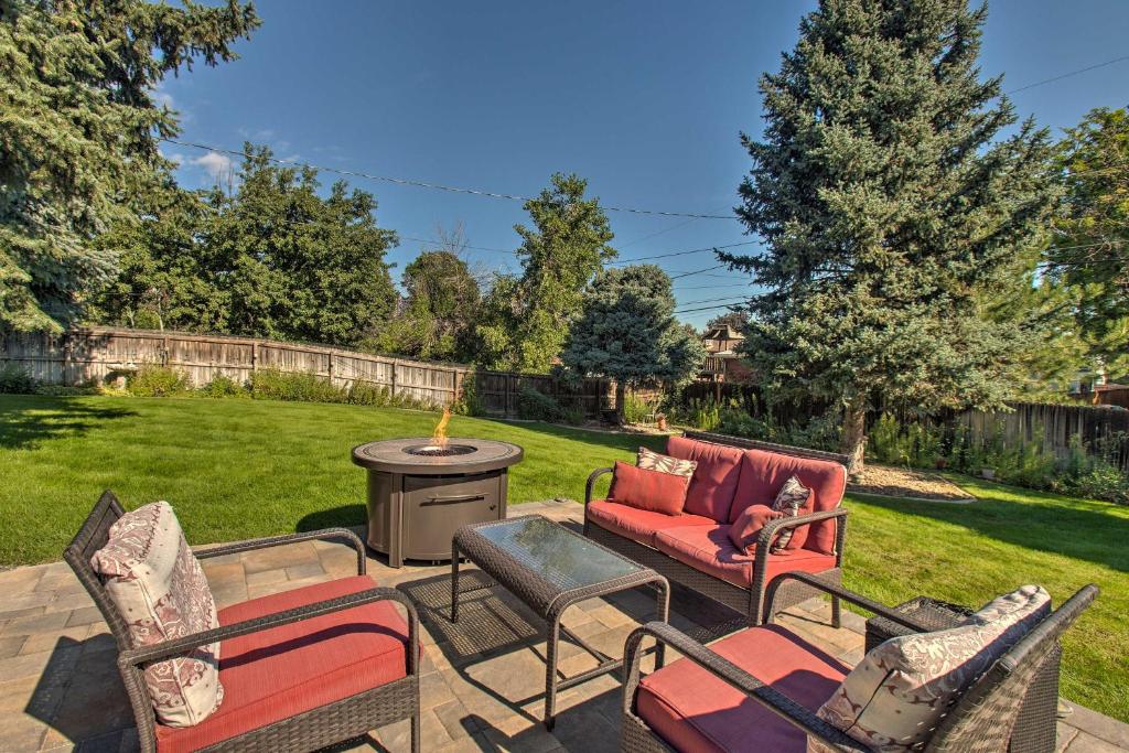 丹佛的住宿－Denver Home with Large Yard and Private Lake Access!，一个带沙发和椅子的庭院和一个烧烤架