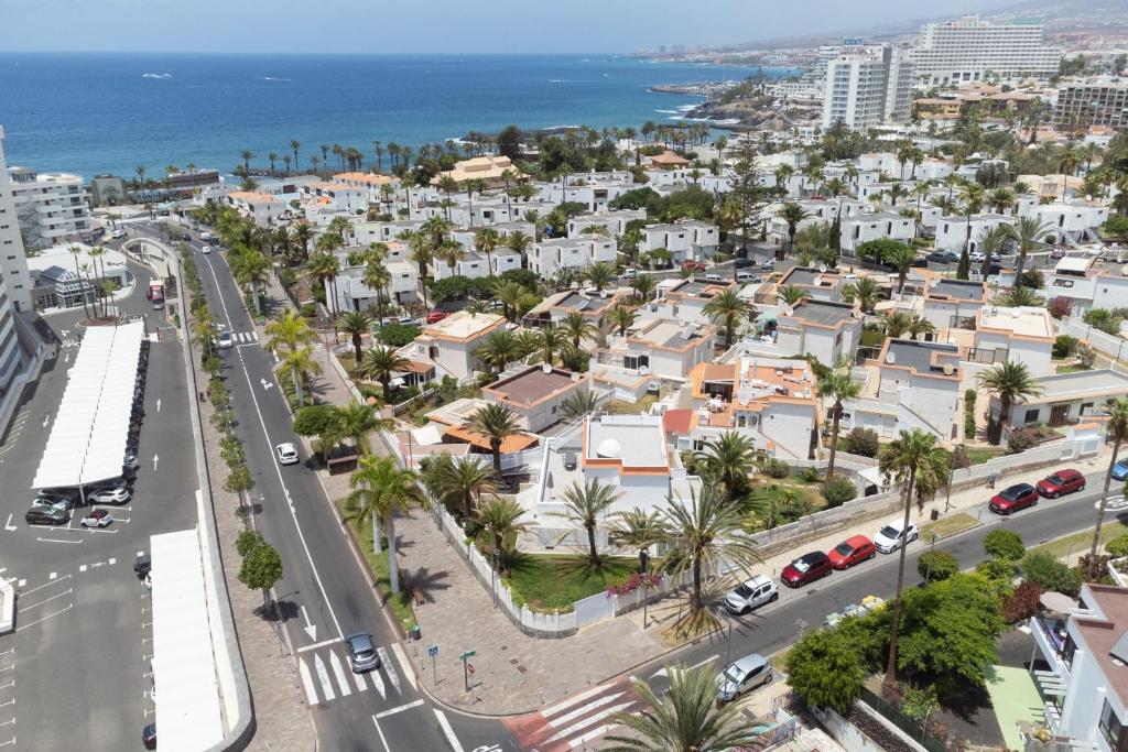 141 VILLA URBANIA Atico Deluxe By Sunkeyrents, Playa de las ...