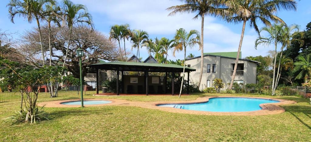 ein Haus mit einem Pool und Palmen in der Unterkunft The Bridge, Apartment 25 in St Lucia