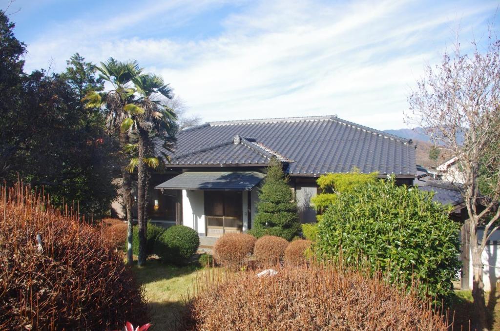 une maison avec un toit rayé dans l'établissement Hourokusha - Vacation STAY 13417, 