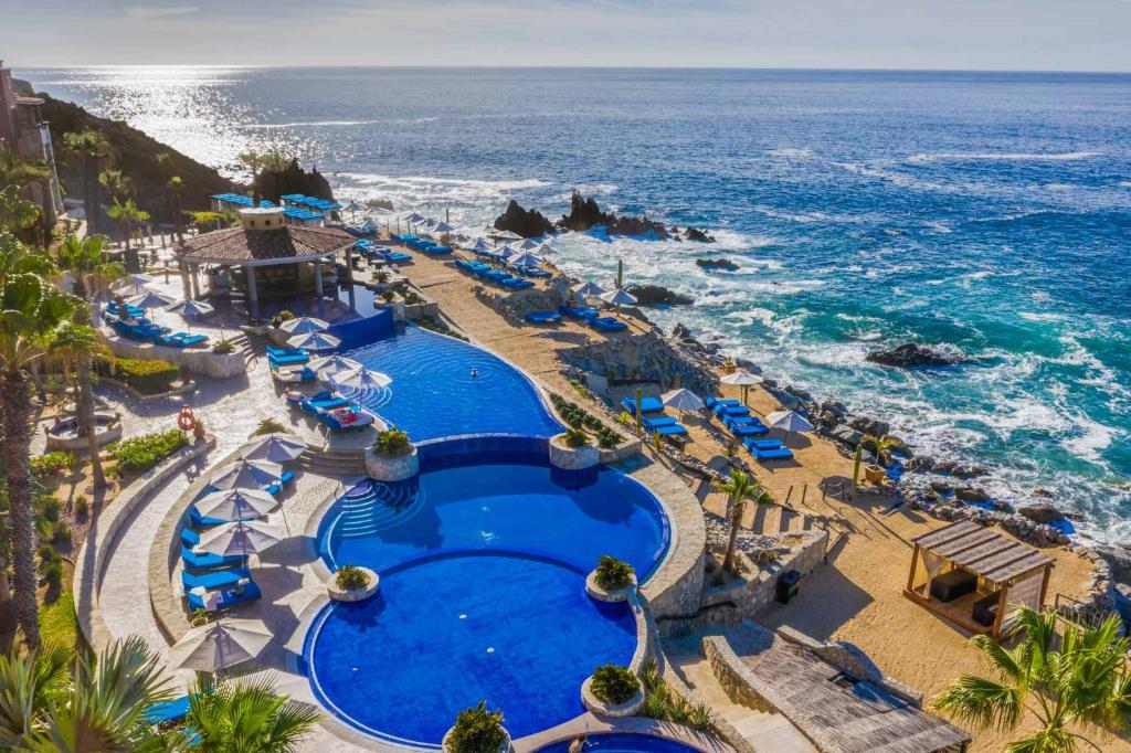 カボ・サン・ルーカスにあるHacienda Encantada Resort & Spaのプールと海を望むリゾートの空からの景色を望めます。