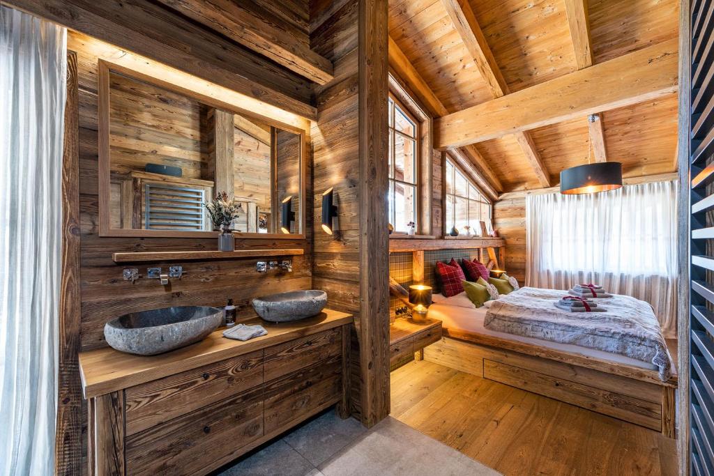 Postel nebo postele na pokoji v ubytování Alpe Chalets Goldener Hirsch