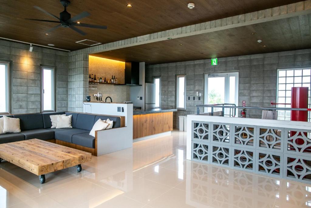 - un salon avec un canapé et une table dans l'établissement vivid terrace - Vacation STAY 14828v, à Île Miyako
