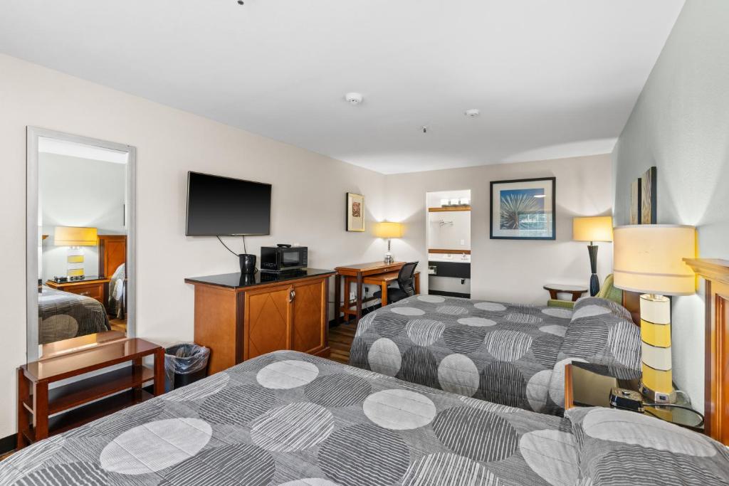 TV a/nebo společenská místnost v ubytování Basecamp Puyallup a Travelodge by Wyndham