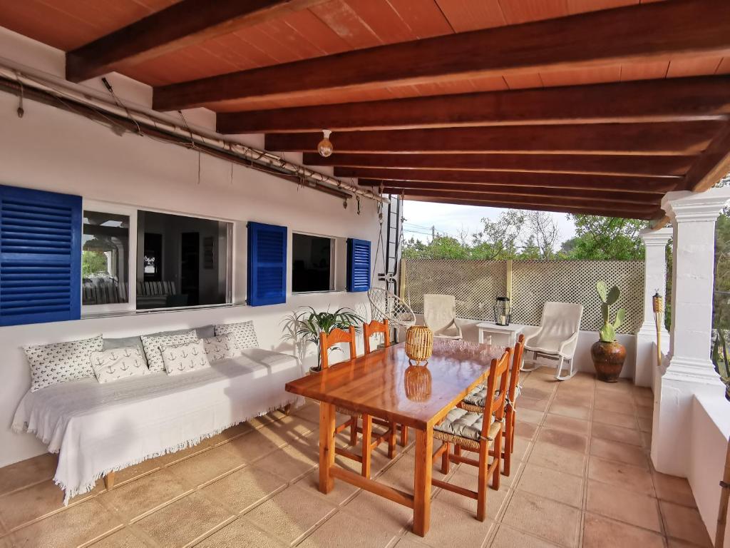 a patio with a couch and a table at Casa frente al lago in La Savina