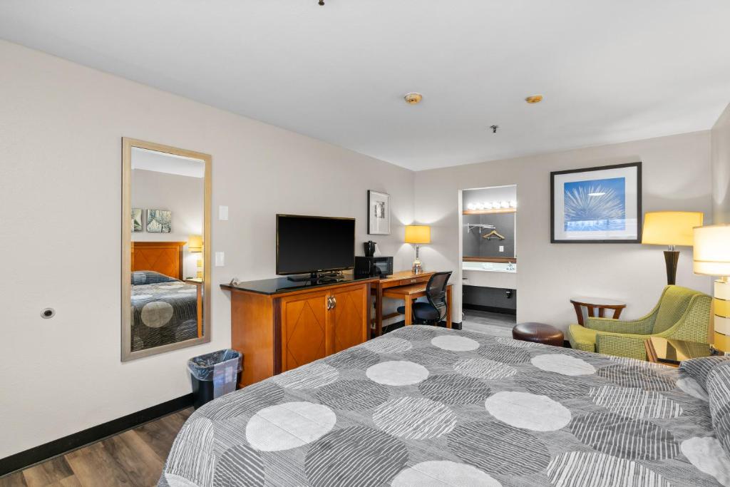 TV a/nebo společenská místnost v ubytování Basecamp Puyallup a Travelodge by Wyndham